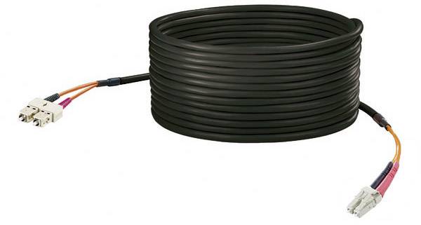 Ein langes, schwarzes Glasfaserkabel mit LC- und SC-Steckverbindern an den Enden, aufgerollt auf einem weißen Hintergrund.