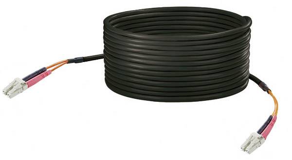 Ein langes schwarzes Kabel ist aufgerollt und zeigt an beiden Enden Steckverbinder mit roten und orangefarbenen Markierungen.