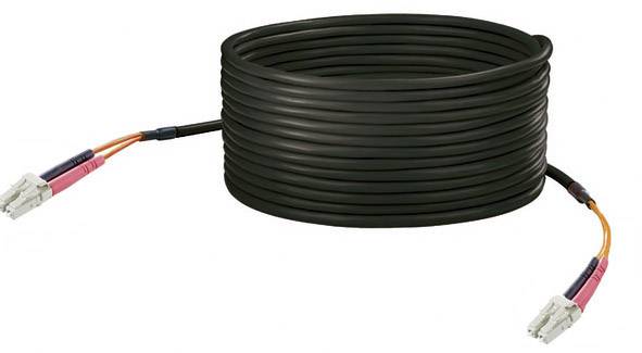 Ein langes, aufgewickeltes schwarzes Kabel mit Steckverbindern an beiden Enden, geeignet für optische Datenübertragung.