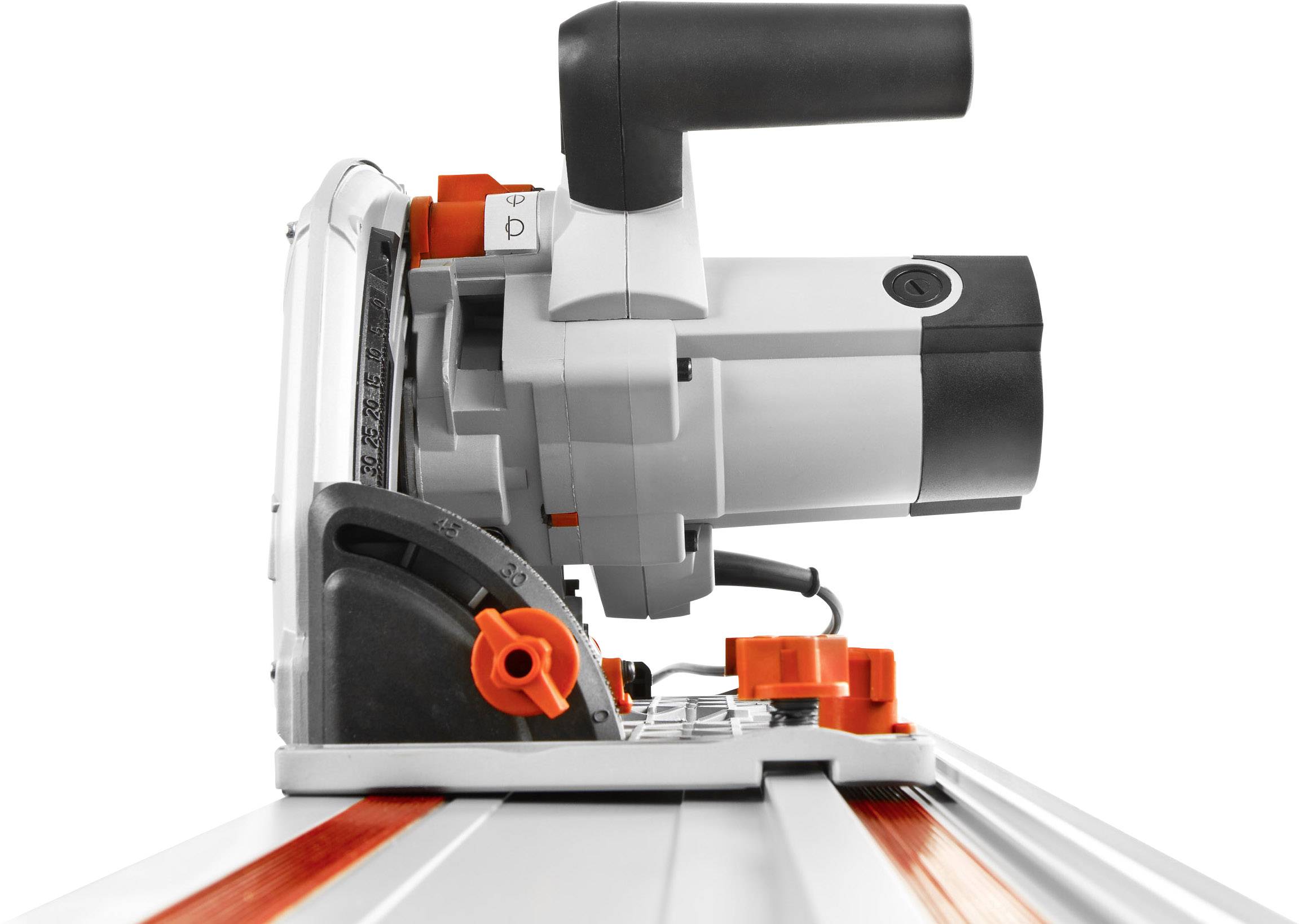 Eine elektrische Handkreissäge mit Führungsschiene wird von der Seite gezeigt. Sie hat ein schwarzes Griffstück und rote Bedienelemente.