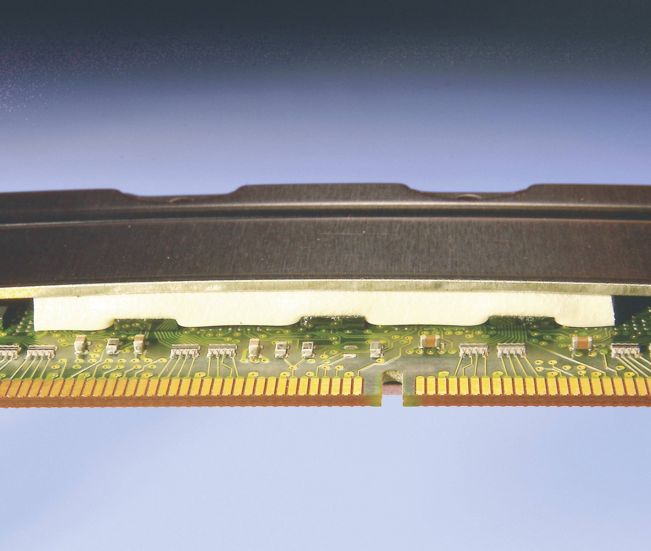 Nahaufnahme eines Computer-Chips, der die komplexe Struktur von Leiterbahnen und elektronischen Komponenten zeigt.