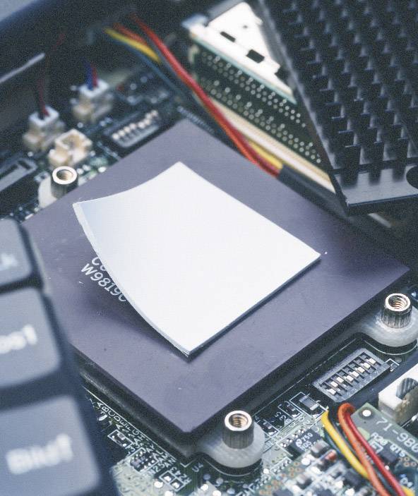 Nahaufnahme einer Computerplatine mit CPU und sichtbaren elektronischen Komponenten und Kabeln.