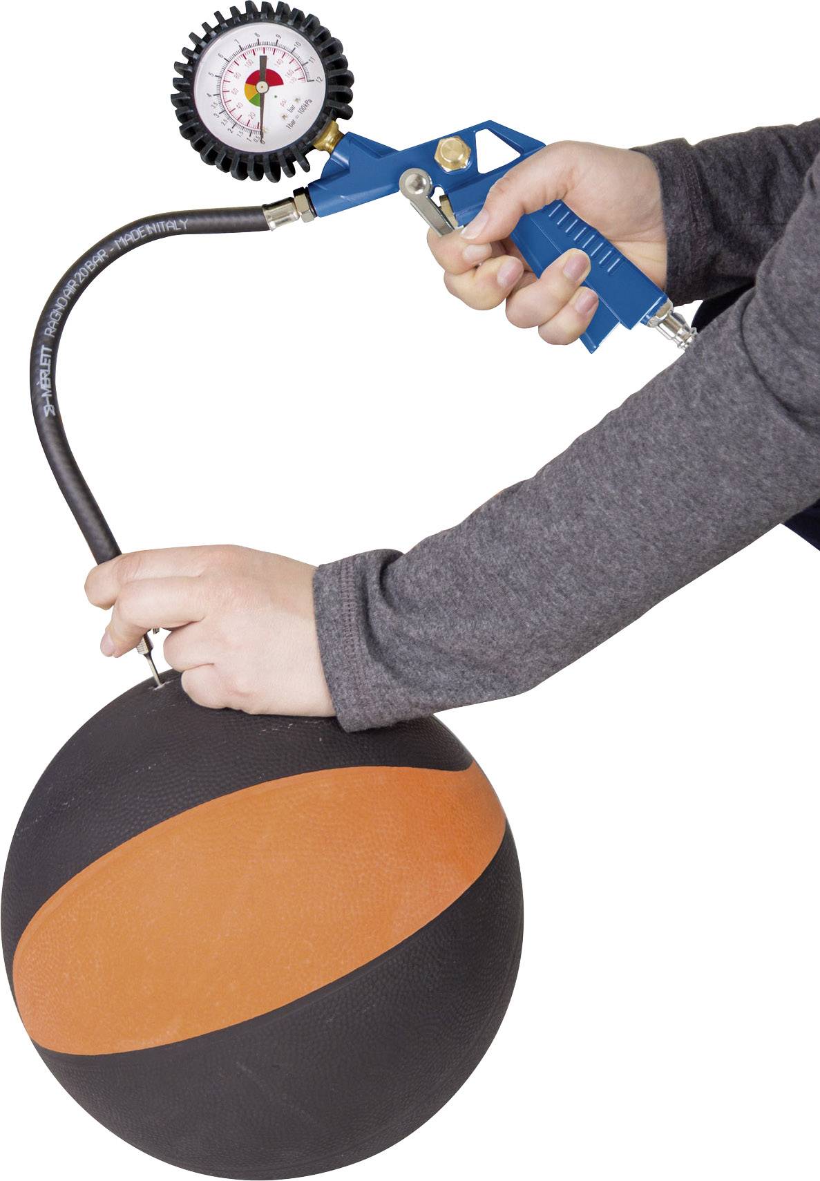 Eine Person pumpt einen Basketball mit einer Luftpumpe auf. Die Anzeige auf der Pumpe zeigt den Luftdruck im Ball an.