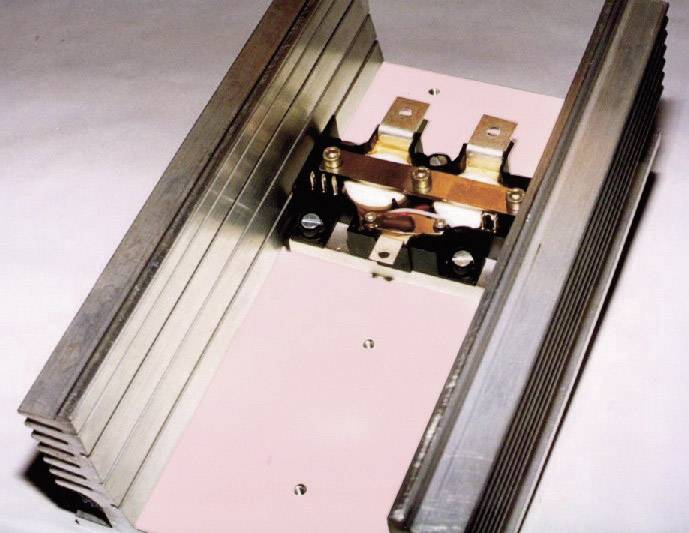 Metallkühlkörper mit befestigten elektronischen Bauteilen, möglicherweise zur Wärmeableitung in elektronischen Geräten.