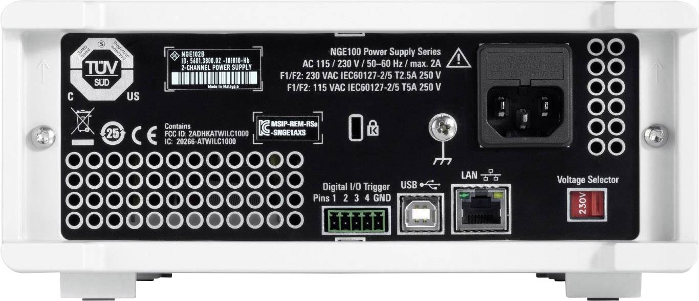 Rückansicht eines elektronischen Geräts mit mehreren Anschlüssen, einschließlich LAN- und USB-Anschlüssen, sowie einem Spannungsschalter.