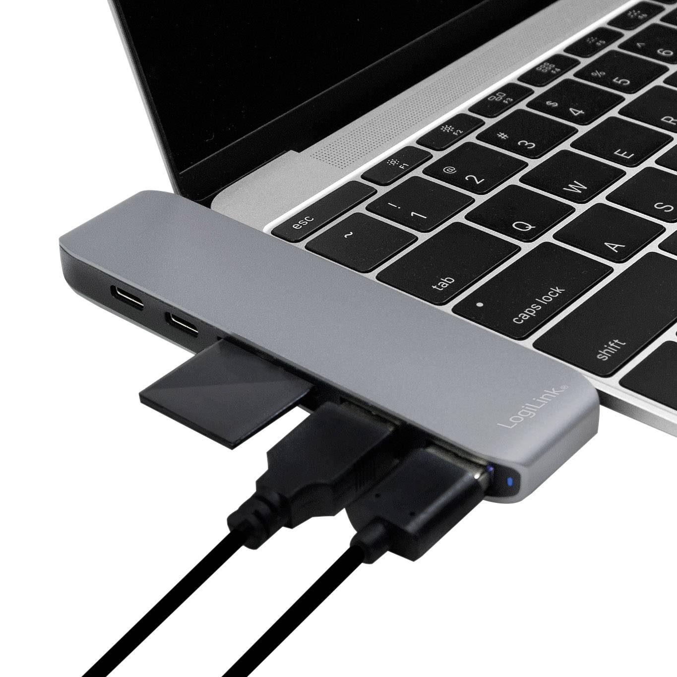 Ein Laptop mit einem USB-Hub, an den mehrere Kabel und ein Speichermedium angeschlossen sind.