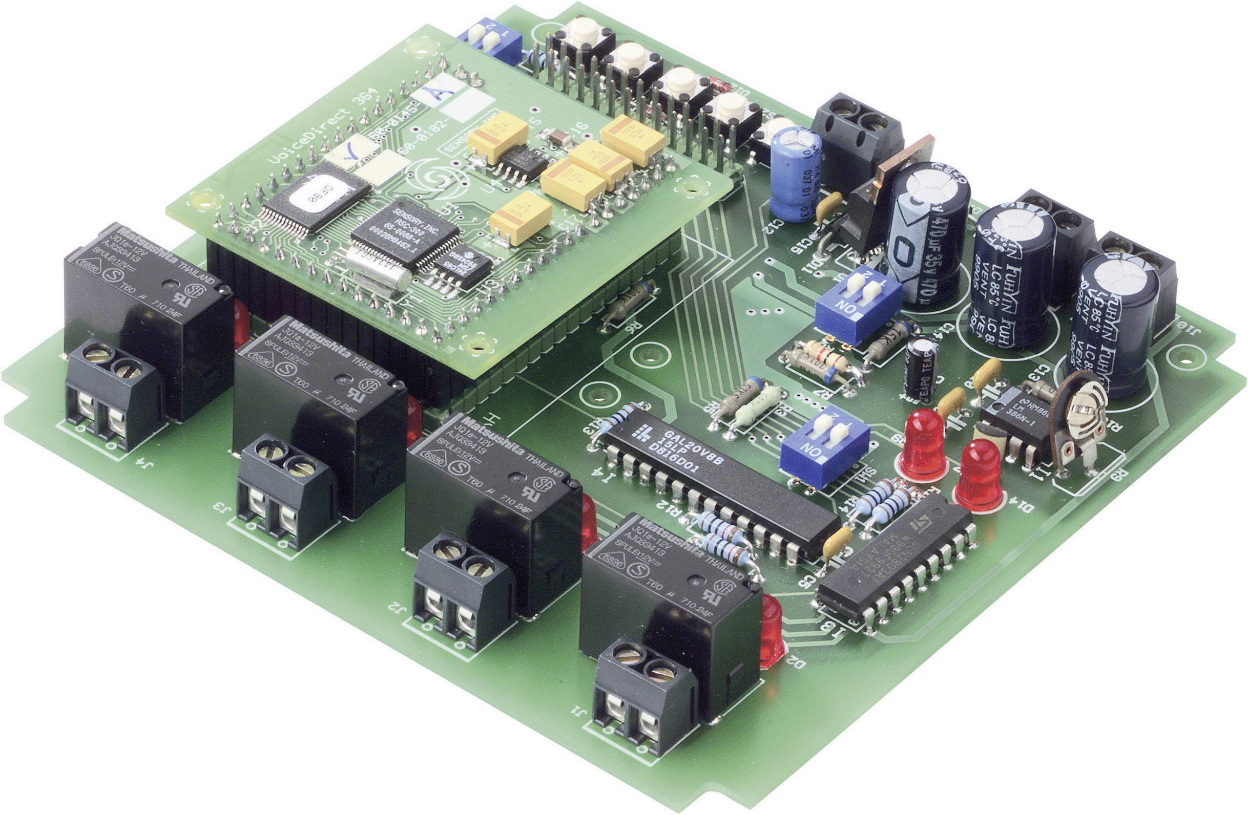 Eine grüne elektronische Schaltung mit mehreren Relais, Widerständen und großen blauen Kondensatoren. Oben links ist ein Mikrocontroller-Modul angebracht.