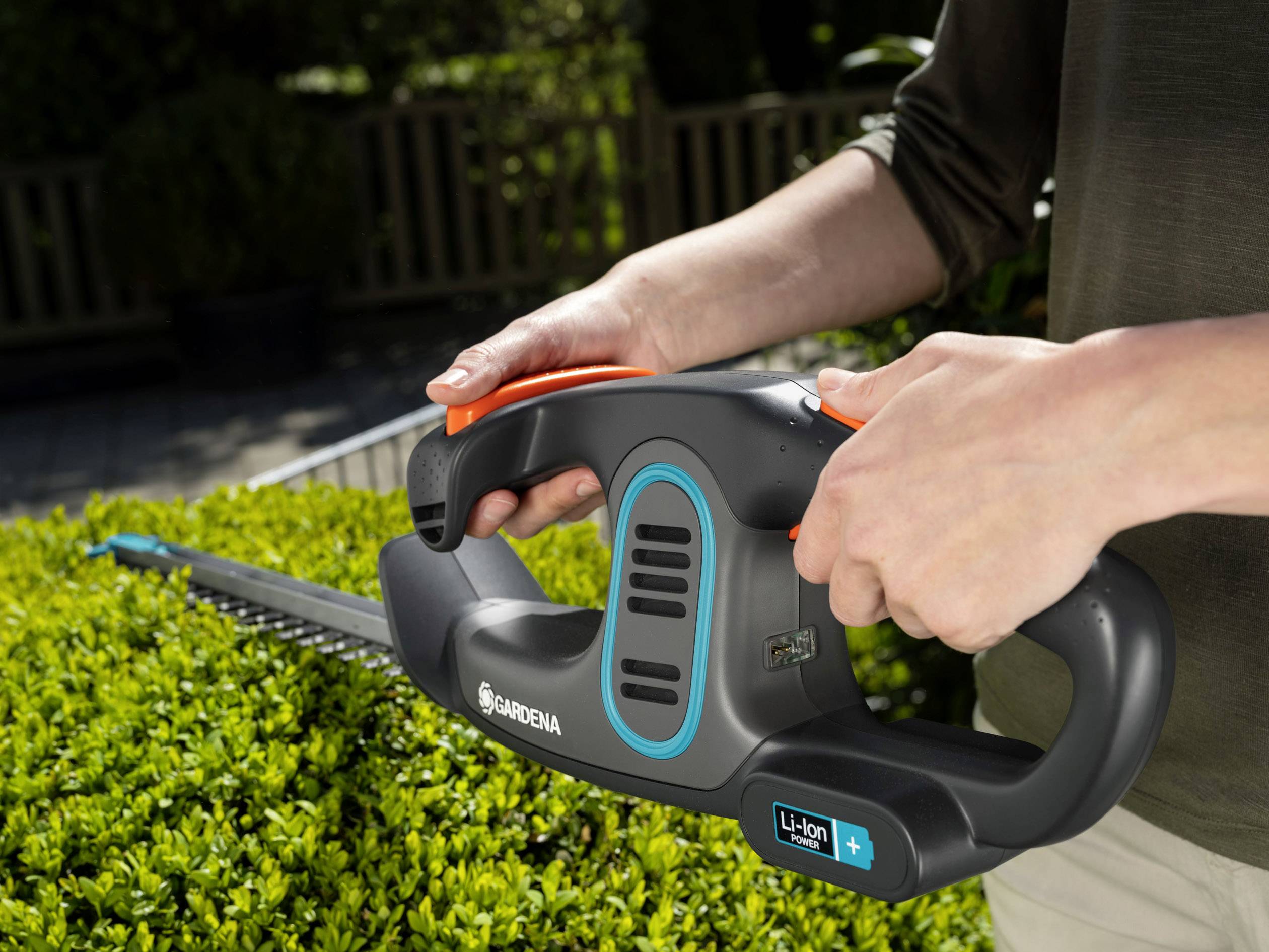 GARDENA EasyCut Li Akku Heckenschere inkl. Akku 14.40 V Li-Ion 400 mm