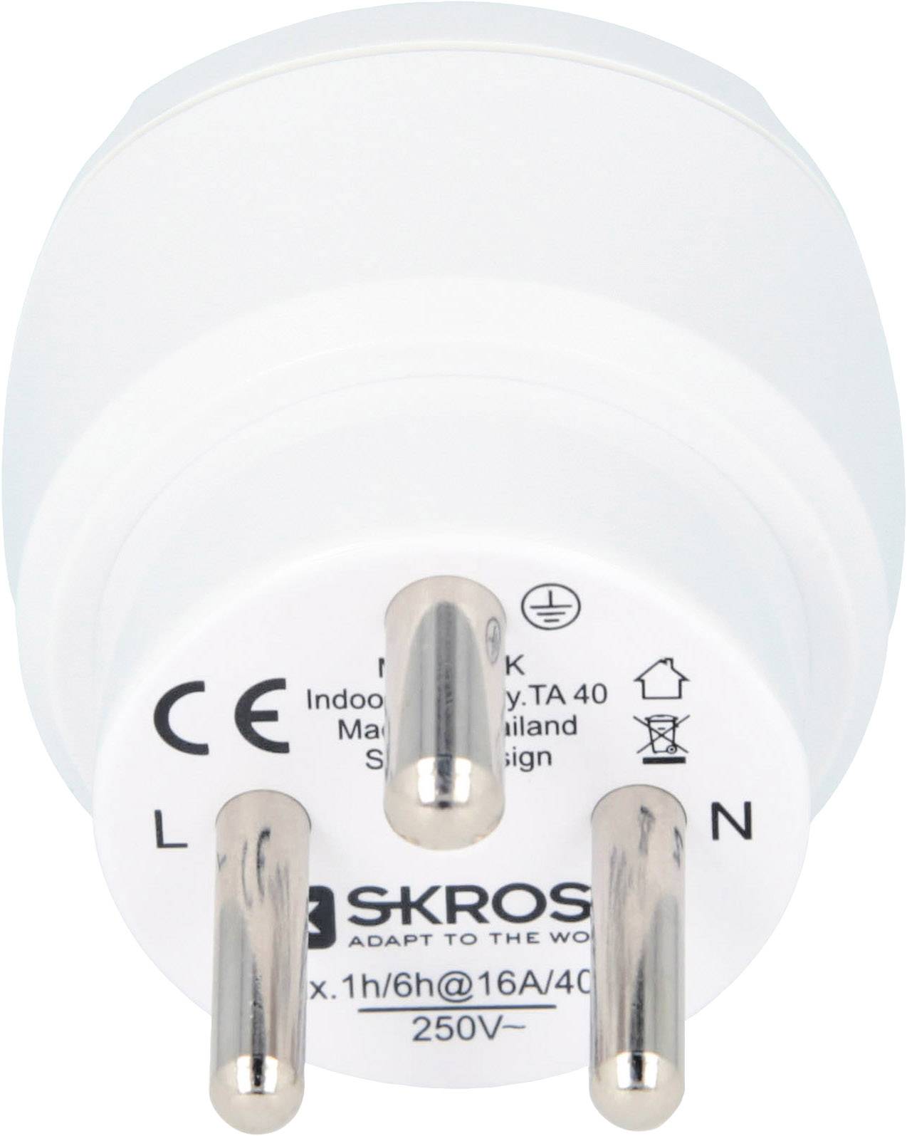 'Schuko' Stecker weiß mit drei Stiften. Aufschrift: 'SKROSS', CE Kennzeichnung, technische Spezifikationen. Geeignet für Innenräume.