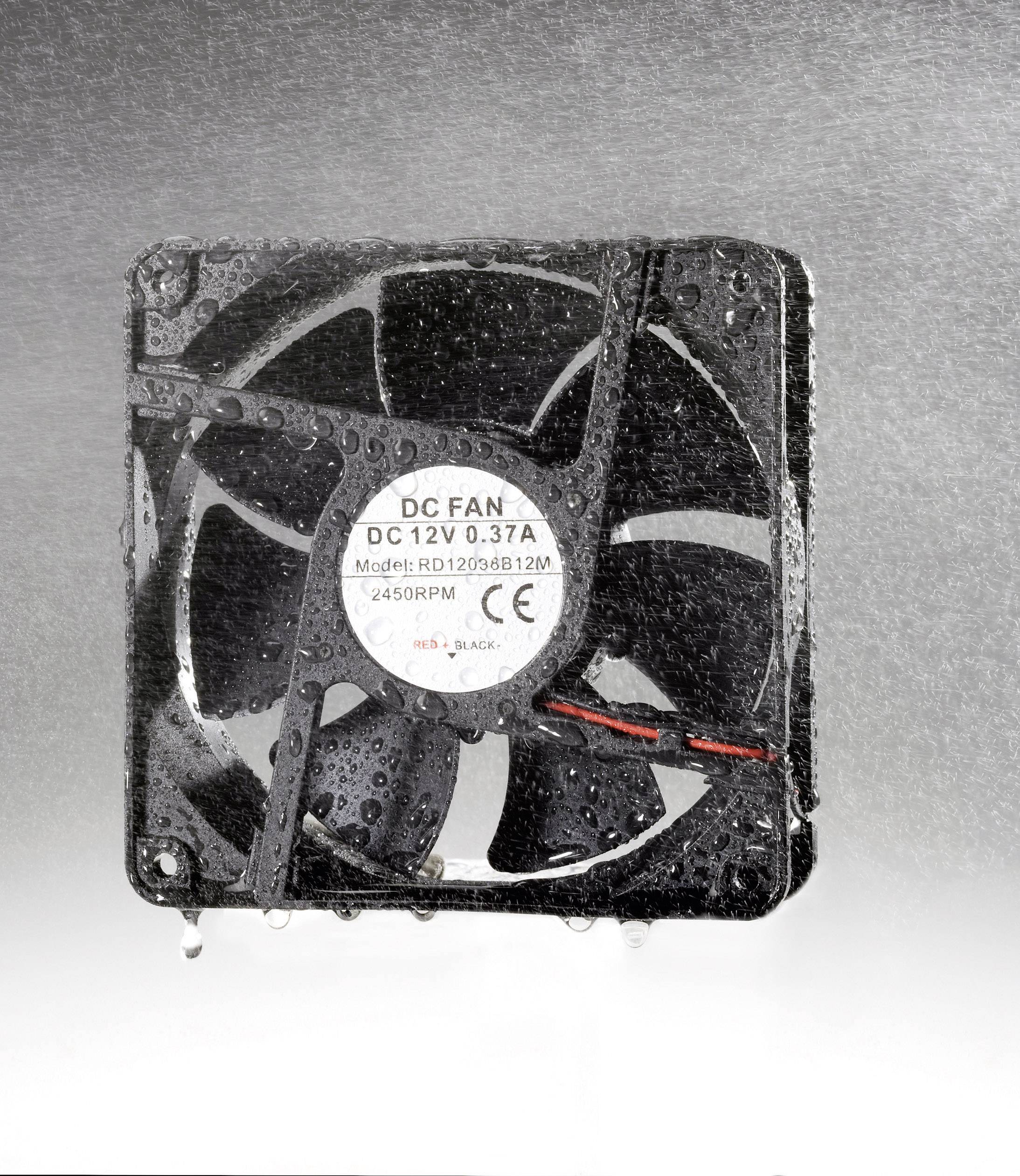 Ein schwarzer Lüfter mit Nässe bedeckt, auf Vorderseite die Aufschrift 'DC FAN DC 12V 0.37A', vor einem grauen Hintergrund.