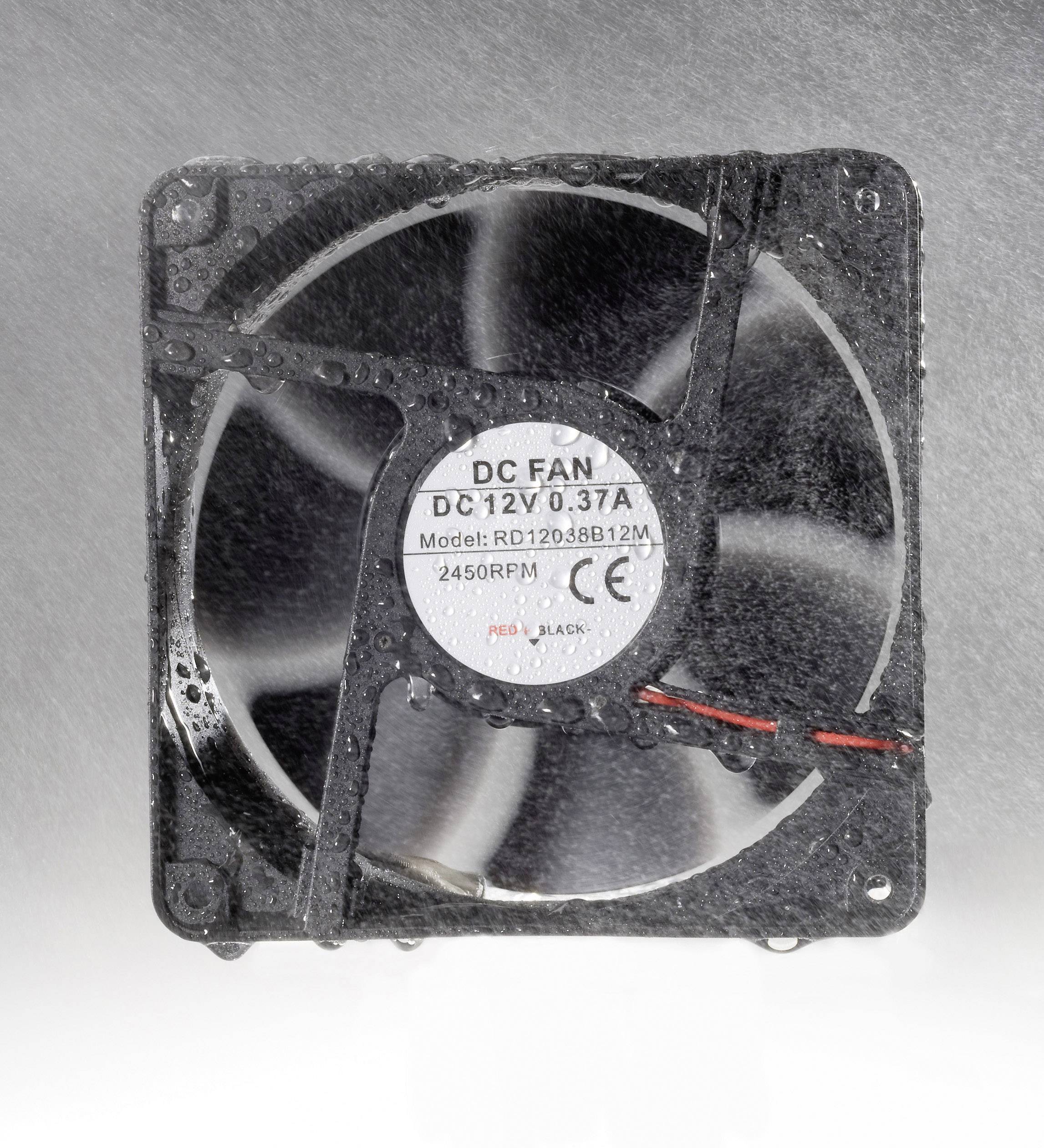 Ein schwarzer Computerlüfter mit Nässe bedeckt. Auf dem Etikett steht: 'DC FAN DC12V 0.37A, Model: RD12038B12M, 2450RPM'.