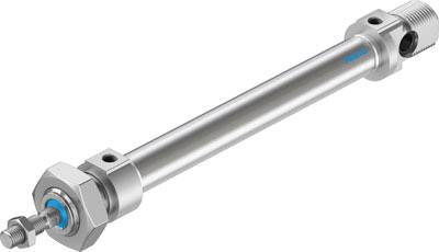 Ein pneumatischer Zylinder aus Metall, der in industriellen Maschinenanwendungen verwendet wird. Er hat Anschlüsse an beiden Enden.