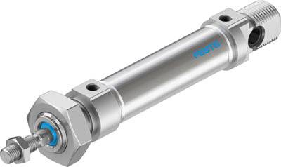 Ein silberner pneumatischer Zylinder mit zwei Anschlussmöglichkeiten, seitlich 'Festo' beschriftet, dient zur industriellen Automatisierung.