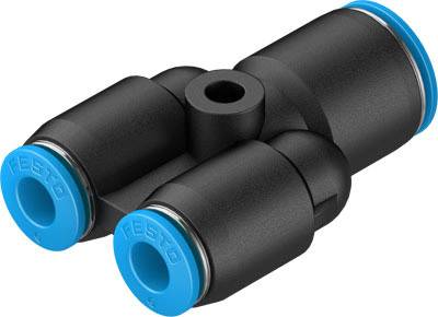 Ein schwarzer Steckverbinder mit zwei blauen Enden, verwendet für pneumatische Systeme, mit der Aufschrift 'FESTO' an den Anschlüssen.