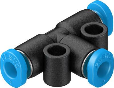 Ein schwarzes T-Stück aus Kunststoff mit drei Anschlussöffnungen. Zwei Enden sind mit blauen Kappen verschlossen.