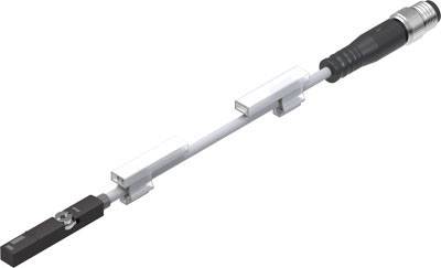 Ein elektrischer Sensor mit einem Kabel und einem Stecker an einem Ende. Der Sensor wird in industriellen Anwendungen eingesetzt.