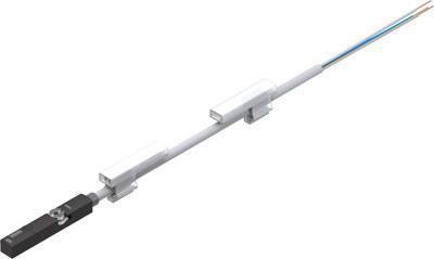 Ein Sensor mit länglichem Gehäuse und Kabeln für die Verbindung, bestehend aus einem schwarzen Modul und zwei weißen Halterungen.