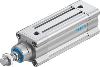 Silberner pneumatischer Zylinder mit blauen Akzenten, Herstellernamen 'Festo' sichtbar. Mechanisches Bauteil für industrielle Anwendungen.