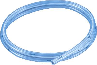 Durchsichtiger blauer Schlauch, aufgerollt, mit der Aufschrift 'FESTO' entlang des Schlauchs, dargestellt auf weißem Hintergrund.