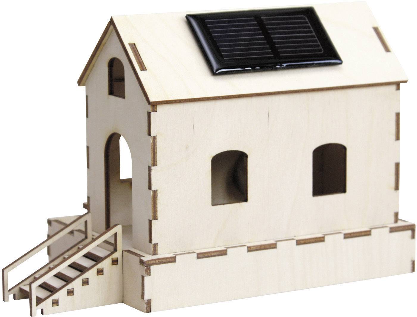 Holzmodell eines Hauses mit zwei Fenstern, einer Treppe und einem Solarpanel auf dem Dach.