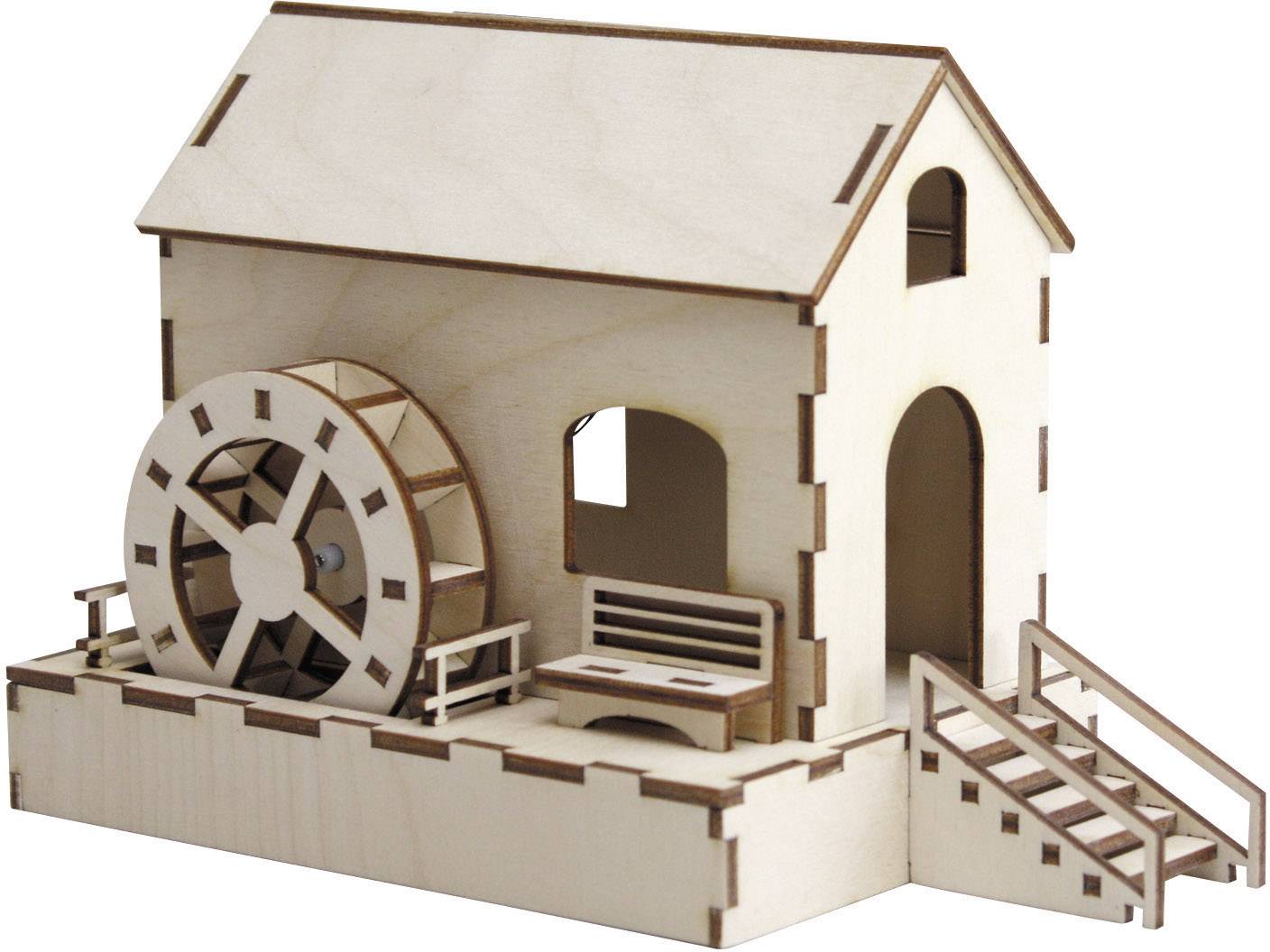 Ein kleines Holzmodell einer Wassermühle mit Schaufelrad, Bank und Treppe. Das Gebäude hat offene Fenster und Türen.