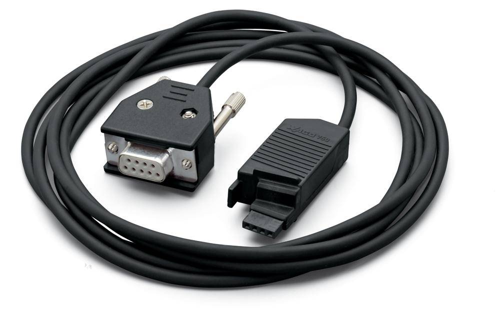 Ein schwarzes Kabel mit einem 9-poligen Stecker auf einer Seite und einem flachen Stecker auf der anderen, aufgerollt auf weißem Hintergrund.