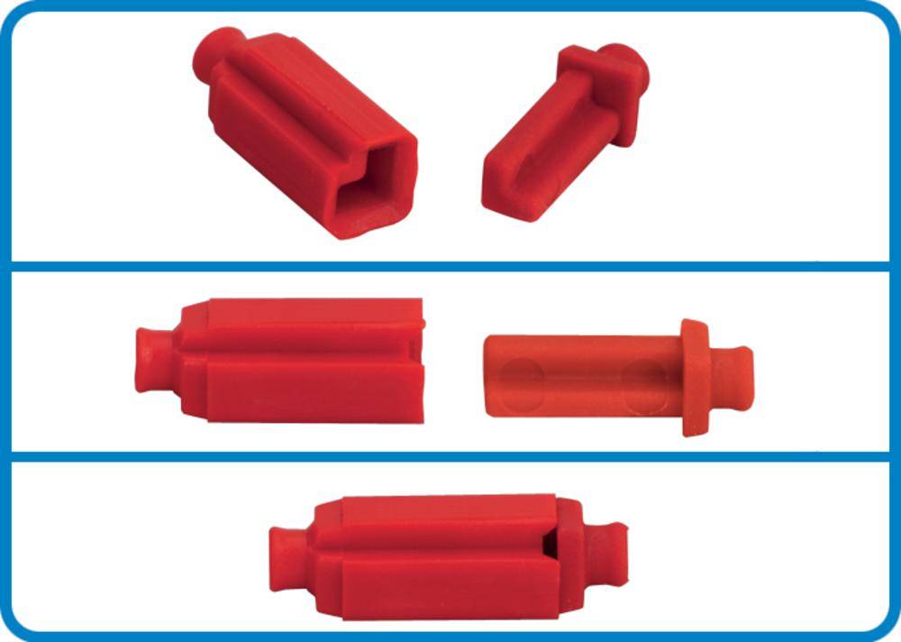 Rote Kunststoffstecker in verschiedenen Formen und Größen, auf einem weißen Hintergrund präsentiert.
