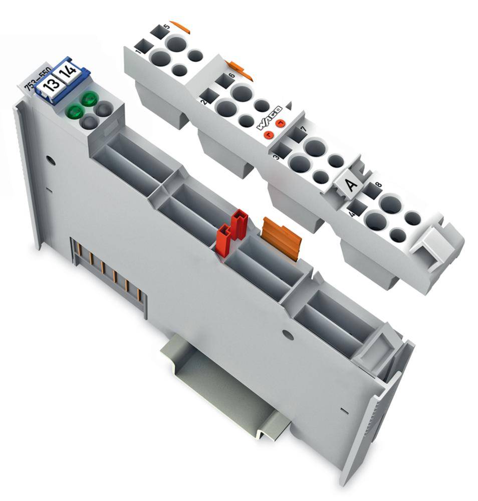 Zwei modulare Klemmenblöcke, die für elektrische Verbindungen montiert sind. Markierungen '13 14' und 'A' sind sichtbar, mit Platz für Verkabelungen.
