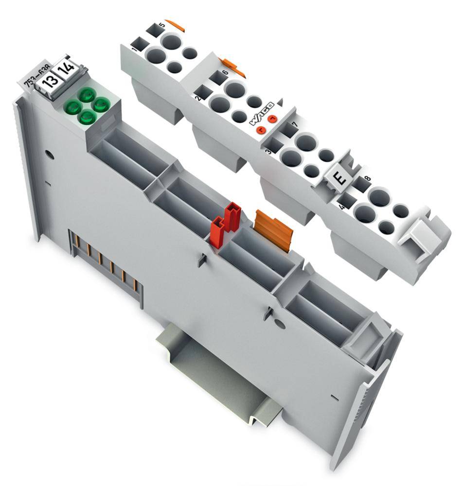 Elektrischer Klemmenblock und Steckverbindung, mit beschrifteten Anschlüssen und farbigen Markern zur Identifikation von Kabeln.