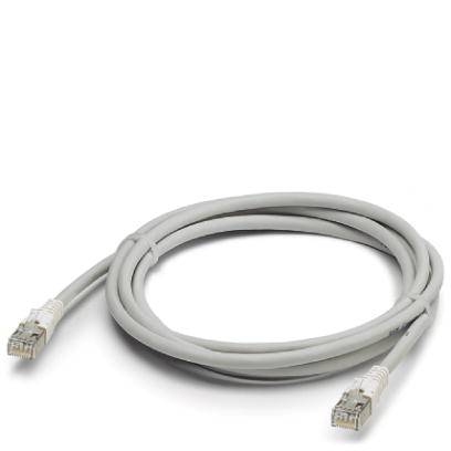 Graues Ethernet-Kabel mit zwei RJ45-Steckern, aufgerollt auf weißem Hintergrund.