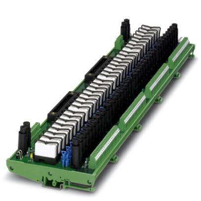 Ein grünes, längliches elektrisches Bauteil mit vielen schwarzen und weißen Steckverbindungen in zwei Reihen.