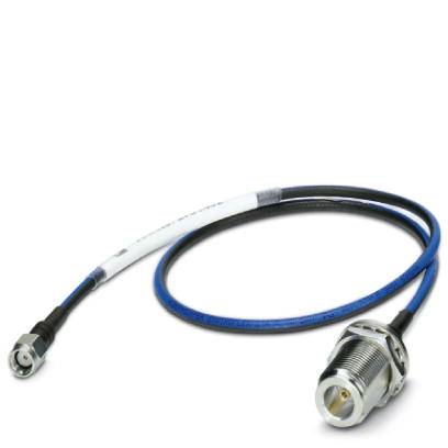 Ein blau-weißes Koaxialkabel mit einem Stecker links und einem Buchsenadapter rechts, geeignet für Hochfrequenzverbindungen.