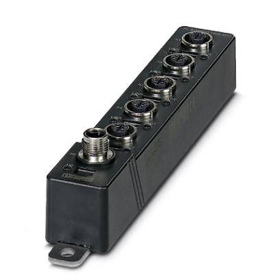 Ein schwarzer Verteilerblock mit mehreren runden Steckplätzen, geeignet für industrielle Anwendungen und Verkabelungen.
