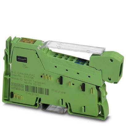 Ein grüner elektronischer Baustein für die Industrie, mit mehreren Anschlüssen und Steckplätzen, auf weißem Hintergrund.