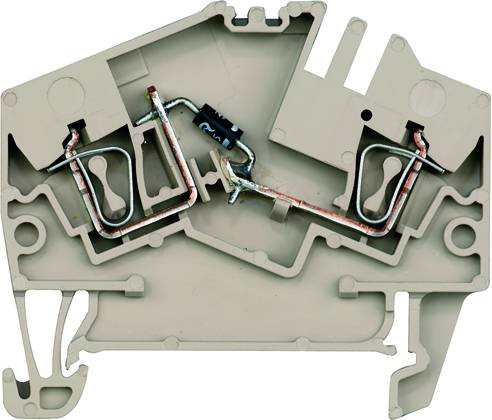 Querschnitt einer elektrischen Klemme mit sichtbar montierten Leitungen und Metallanschlüssen, die den Stromfluss zeigen.