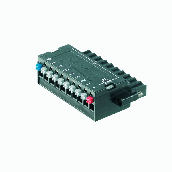 Ein schwarzer elektrischer Terminalblock mit nummerierten Anschlüssen und farbigen Schrauben zur Kabelbefestigung, seitlich eine Drahtverbindung.