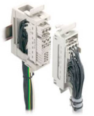 Zwei elektrische Steckverbinder mit schwarzen Kabeln, verbunden mit einem Halterungsmechanismus.