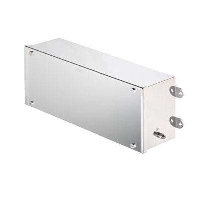 Metallische rechteckige Box mit Befestigungslaschen und verschlossenem Deckel, verwendet für elektronische oder elektrische Installationen.