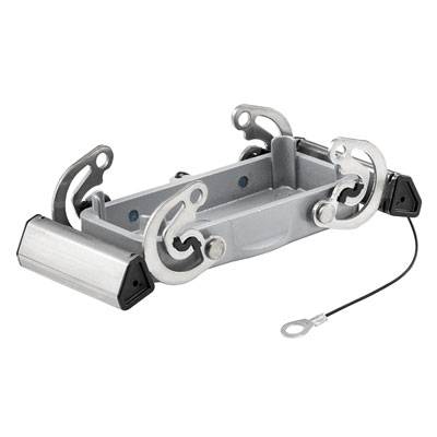 Ein graues, rechteckiges Metallteil mit seitlichen Befestigungselementen und einem kleinen angeschlossenen Kabel an der Unterseite.