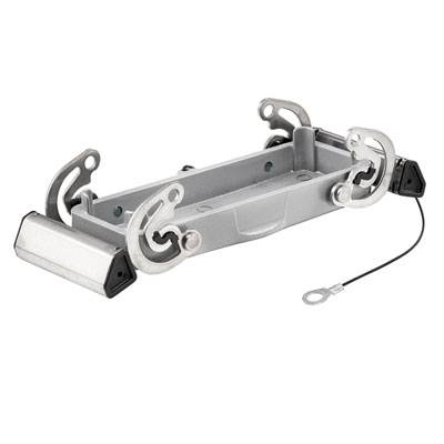 Metallhalterung mit vier Haken und zwei seitlichen Blockierungen. Ein Kabel mit Ringöse ist an einer Seite angebracht.