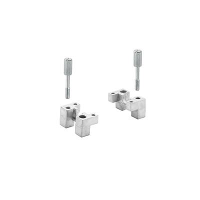 Abbildung zeigt zwei Metallbeschläge, jeweils bestehend aus einem Winkelstück und einer langen Schraube, auf weißem Hintergrund.