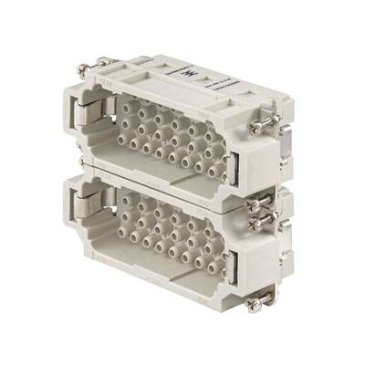 Ein doppellagiger, rechteckiger Steckverbinder mit mehreren Kontaktpunkten, umgeben von einem robusten, weißen Gehäuse.