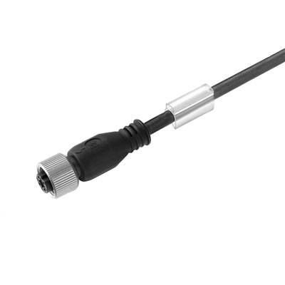 Ein schwarzes elektrisches Kabel mit einem Metallstecker an einem Ende, verbunden durch eine silberne Umhüllung.