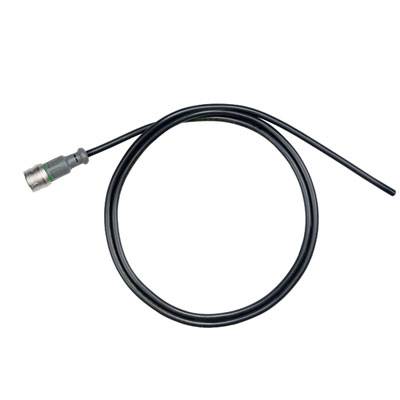 Ein schwarzes Kabel mit einem Stecker auf der linken Seite, aufgerollt zu einem Kreis.
