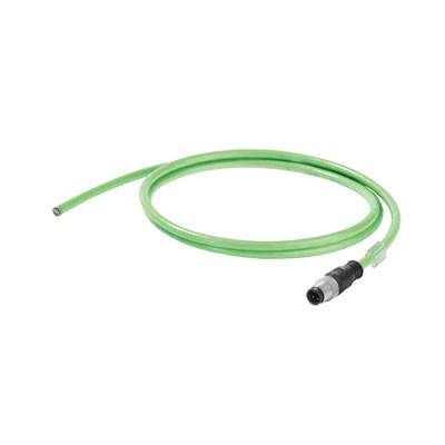 Grünes Ethernet-Kabel, das zu einem Stecker führt, auf weißem Hintergrund.