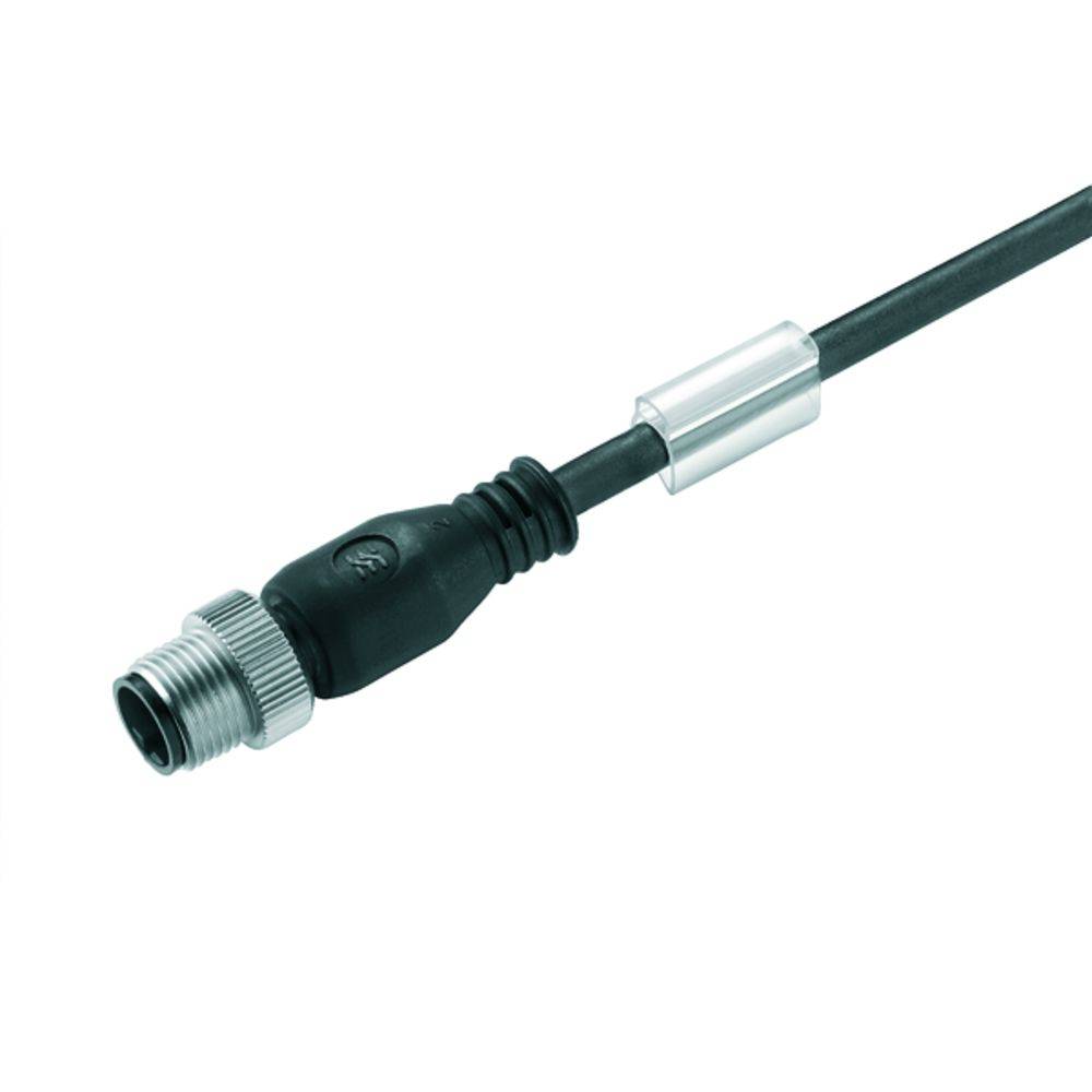 Ein schwarzes elektrisches Verbindungskabel mit einem Metallstecker und einer Schutzkappe, liegend auf weißem Hintergrund.