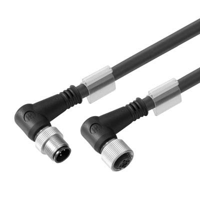 Zwei schwarze elektrotechnische Kabel mit silbernen Steckverbindern, die männlich und weiblich sind und zusammenpassen.