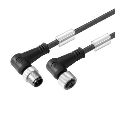 Zwei schwarze M8-Winkelstecker für industrielle Anwendungen, mit geriffeltem Griff und Metallabschluss, zeigen unterschiedliche Pin-Anordnungen.