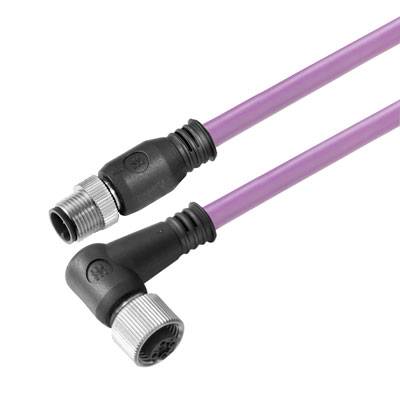 Zwei lila industrielle Kabel mit schwarzen und silbernen Anschlüssen, die 90-Grad-Winkel bilden, für elektrische Verbindungen.