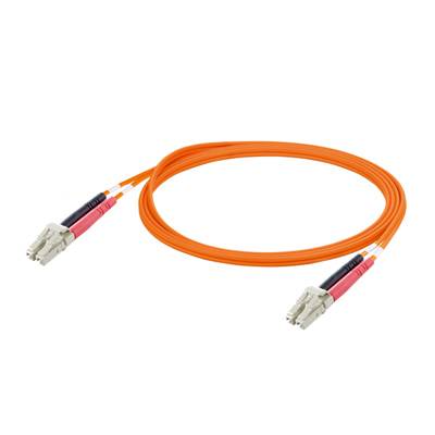Ein orangefarbenes Glasfaserkabel mit zwei Steckverbindern, häufig verwendet für schnelle Datenübertragung in Netzwerken.